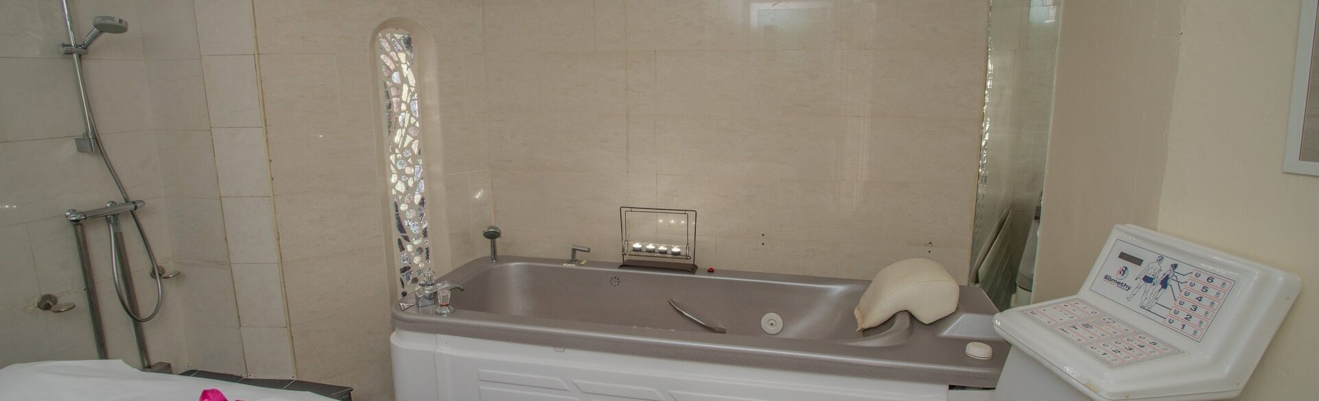 Balnéothérapie, une baignoire à jet pour un bain drainant relaxant